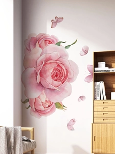 Détail des stickers muraux roses aquarelles avec papillons dans une chambre chaleureuse