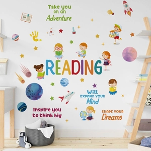 Adesivo murale bimbo che legge con pianeti e razzi per decoro camera dei bambini