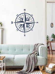 Dettaglio di un adesivo murale bussola blu scuro in un ambiente moderno di design