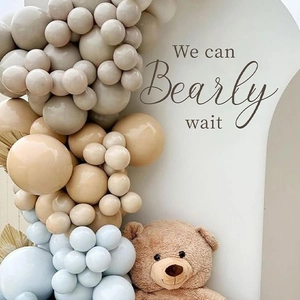 Arche de ballons beige et bleu pour baby shower avec ours en peluche décoratif