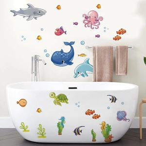 Vue détaillée de stickers muraux animaux marins colorés sur une baignoire blanche de salle de bain
