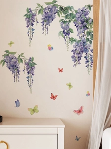 Détail des stickers muraux de glycines violettes et papillons colorés dans une pièce