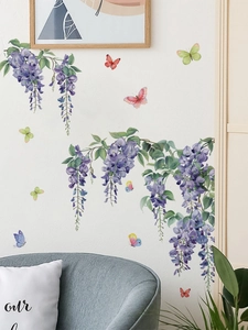 Détail de stickers muraux glycine violette et papillons sur un mur blanc de salon