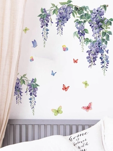 Vue détaillée des stickers muraux glycines mauves et papillons colorés dans une chambre