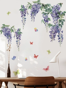 Détail de stickers muraux glycine violette et papillons colorés dans un décor de bureau