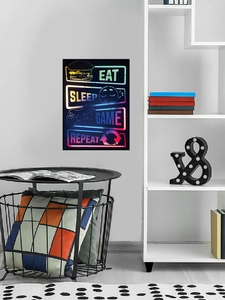Détail de l'autocollant mural néon Eat Sleep Game Repeat dans un décor de chambre moderne