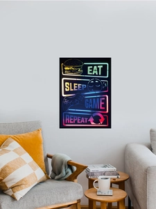 Gros plan de l'affiche murale Eat Sleep Game Repeat style néon dans un salon moderne