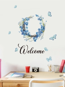 Dettaglio adesivo murale ghirlanda floreale blu con farfalle e scritta Welcome