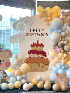 Detail der Happy Birthday Bär Wandaufkleber und bunte Luftballon Partydekorationen