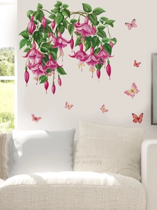 Nahaufnahme der Wandaufkleber mit Fuchsienblüten, grünen Blättern und bunten Schmetterlingen