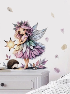Detail der Feen-Wandtattoo mit lila Haaren und Igel in einer Schlafzimmerumgebung