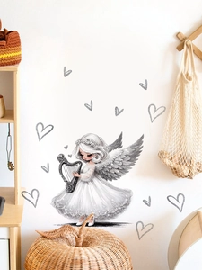 Dettaglio dell'adesivo murale angelo con arpa e cuori glitterati argento su muro bianco