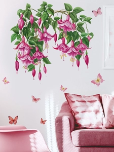 Detailansicht von Blumen-Wandstickern mit Fuchsien und Schmetterlingen über einem Sofa