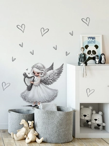 Dettaglio dell'adesivo murale angelo bianco con arpa e cuori in una stanza per bambini