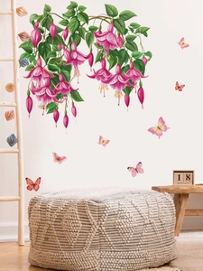 Detail von Fuchsia Wandtattoo mit grünen Blättern und Schmetterlingen im gemütlichen Wohnzimmer