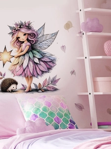 Detail von Fee mit bunten Flügeln und Igel-Wandtattoos in einem gemütlichen Zimmer