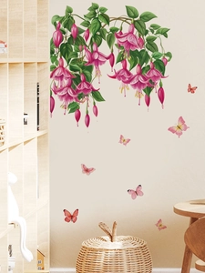Detail von fuchsia Wandstickern mit Blumen und Schmetterlingen im gemütlichen Wohnzimmer
