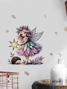 Detail von rosa Fee Wandtattoo mit Igel auf weißer Wand in gemütlicher Zimmeratmosphäre