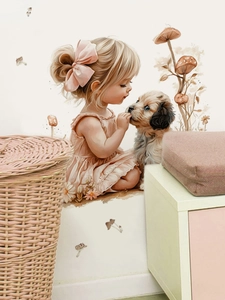 Détail du sticker mural aquarelle avec fille, chiot et champignons sur mur blanc