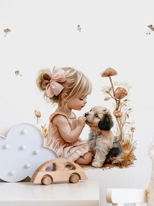 Détail de sticker mural montrant une fille avec nœud rose caressant un chiot et champignons