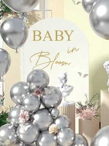 Dettaglio di palloncini metallizzati argento in un elegante allestimento floreale per feste
