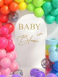 Dettaglio dello sfondo Baby in Bloom con decorazioni colorate ad arco di palloncini arcobaleno