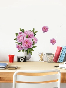 Détail de stickers muraux pivoines roses avec vase blanc sur mur blanc au-dessus du bureau