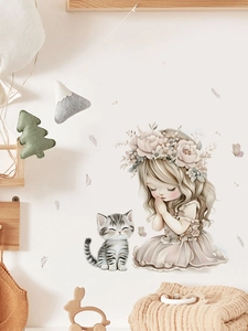 Dettaglio dell'adesivo murale con ragazza, ghirlanda e gatto grigio in un interno accogliente
