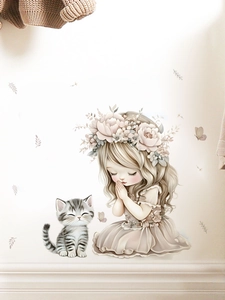 Dettaglio adesivo murale con bambina con ghirlanda di fiori e gatto grigio toni Morandi