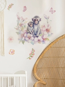Détail de stickers singes à l'aquarelle et fleurs de cerisier dans une chambre d'enfant