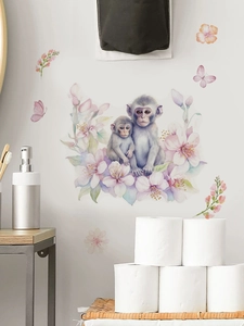 Détail de singes aquarelle et stickers muraux fleurs roses dans une salle de bain épurée