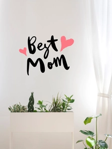 Detail of Best Mom wall decal with pink hearts on a white minimalist living room wall