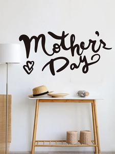 Détail d'un sticker mural noir Fête des Mères avec cœurs sur mur de salon blanc