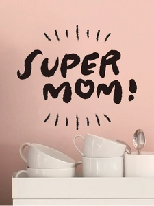 Dettaglio dell'adesivo murale Super Mom con scritte nere su una parete rosa interna