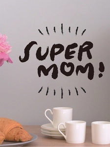 Dettaglio dell'adesivo murale Super Mom in un ambiente domestico accogliente