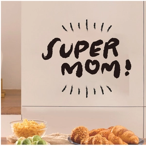 Adesivo da parete decorativo Super Mom per cucina in un ambiente accogliente