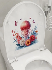 Dettaglio dell'adesivo con medusa e fiori sul coperchio di un water bianco moderno