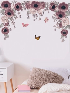 Dettaglio di adesivi murali con fiori viola e farfalle in una camera da letto accogliente