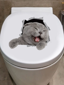 Detail eines 3D-Wandstickers mit grauer Katze, die durch einen weißen Toilettendeckel bricht