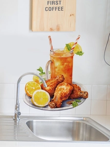Vue détaillée de l'autocollant poulet frit et jus sur le carrelage de cuisine