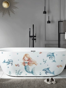 Détail de stickers sirène et dauphin imperméables posés sur une baignoire blanche