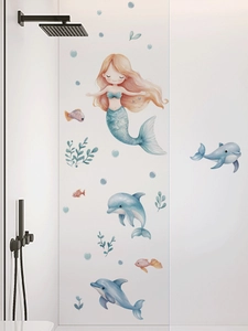 Détail de stickers muraux sirène et dauphin à l'aquarelle sur une paroi de douche
