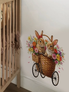 Dettaglio adesivo murale con coniglio pasquale su parete bianca vicino alla culla in legno