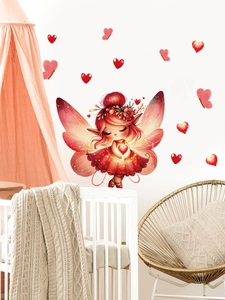 Dettaglio adesivo murale fata rossa con cuori e farfalle in una calda camera da letto
