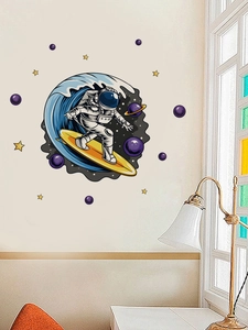 Détail de l'autocollant mural astronaute surfeur dans un décor de chambre chaleureux