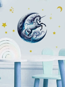 Vue détaillée des stickers licorne et lune dans une chambre d'enfant bleue
