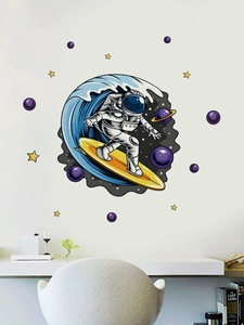 Détail de l'autocollant mural astronaute surfant sur vagues bleues pour décoration