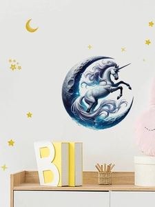 Détail du sticker mural licorne et lune bleue sur un mur de chambre gris