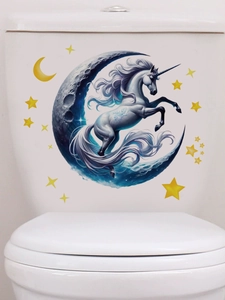 Détail des stickers muraux licorne et lune imperméables posés sur un réservoir de toilettes