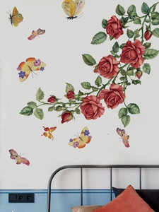 Vue détaillée des stickers muraux roses rouges et papillons sur un mur de chambre